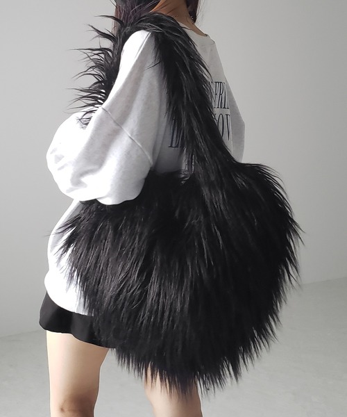 MILK ファー ハートポシェット ブラック ショルダーバッグ MILK（ミルク）の「ファー ハートポシェット（ショルダーバッグ