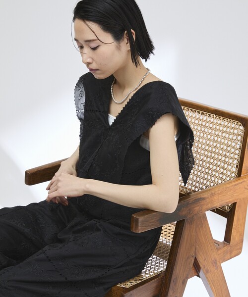 ブラウス シャツ Firsthand/ファーストハンド スクエア刺繍 Vネックブラウス / バックオープン / セットアップ対応 レディース