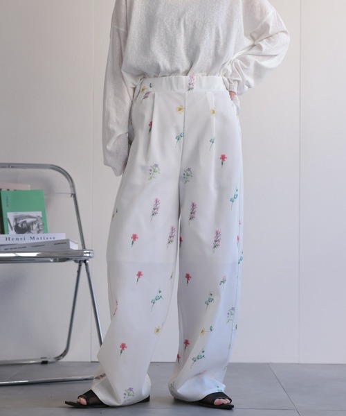 アキアカネakiakaneのフラワープリント クロップドパンツ AKIRANAKA（アキラナカ）の「別注フラワープリントパンツ