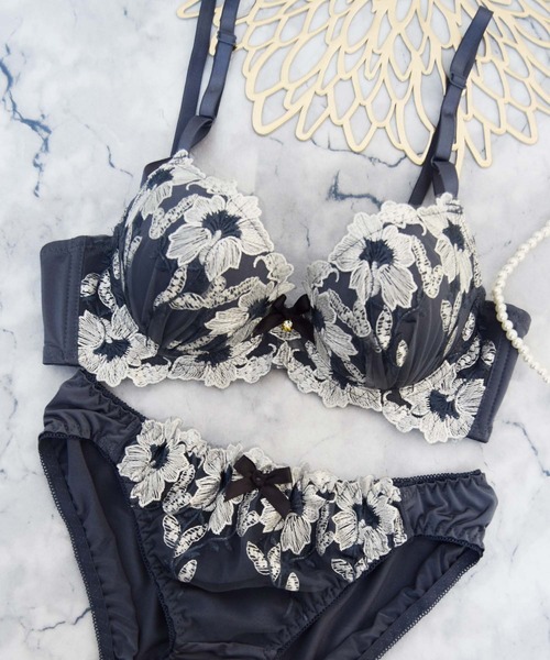 Sanei ブラジャー ショーツセット 「美谷間＆丸胸を叶える！ナチュ盛り