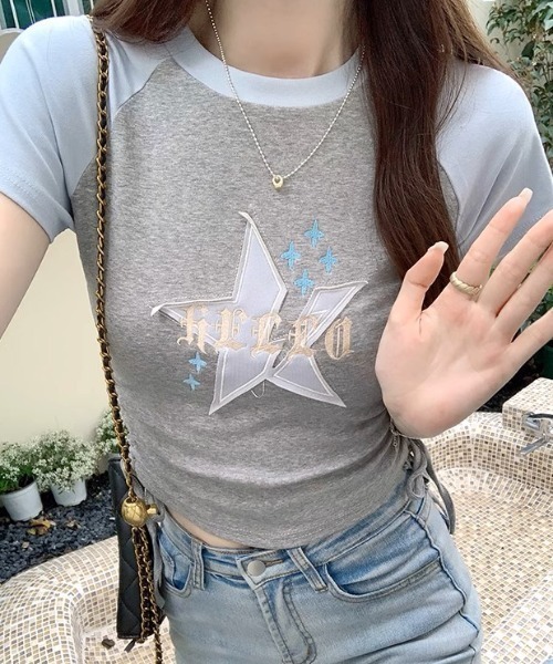 tシャツ A'GEM/9 × .kom 「.KOM/ドットケーオーエム」 ZIPデザインアシンメトリーTEE レディース A'GEM/9 × .kom 『.KOM/ドットケーオーエム』 デザイナー