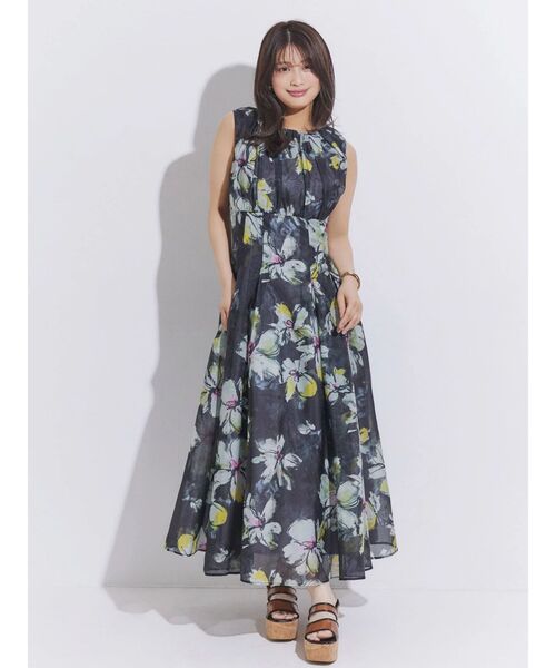 ワンピース フラワータックギャザーワンピースの画像