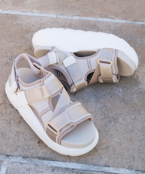 「UGG」 坦々たるサンダル 23.5糎 黒いこと レディース