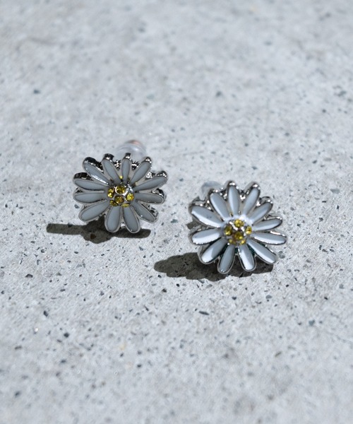 最終値下げ！！花デザイン ピアス(両耳用) 花デザイン ピアス(両耳用) - メルカリ