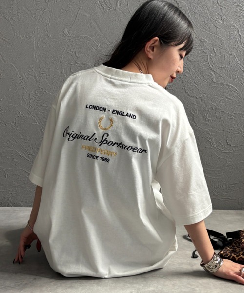 tシャツ 「FRED PERRY/フレッドペリー」 別注 ORIGINAL SPORTSWEAR バック刺繍ロゴTシャツ レディース メンズの画像