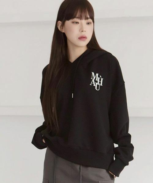 パーカー A'GEM/9 × .kom「muah muah/ムーアムーア」ONE POINT CROP HOODIE/ワンポイント クロップ プルオー