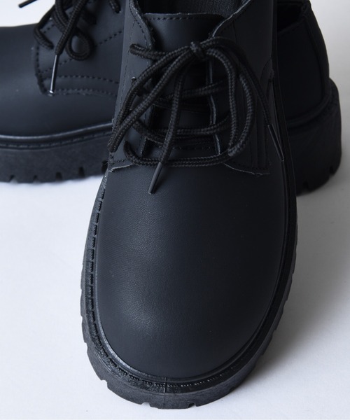 ブラックレザー トゥ分かれシューズ ドレカジに映える“黒短靴”】U-3万円の雨に強いスニーカー6選｜雑誌