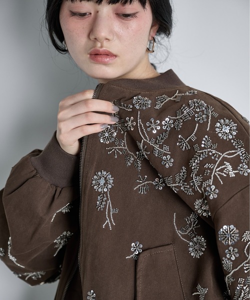 THE Yon ブルゾン アウター ビジューアクセントジップアップブルゾン