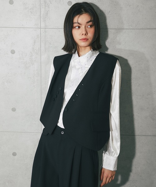 ピンクVネックトップスと黒パンツのセット ボアVネックトップス×ショートパンツセットアップ[ze824