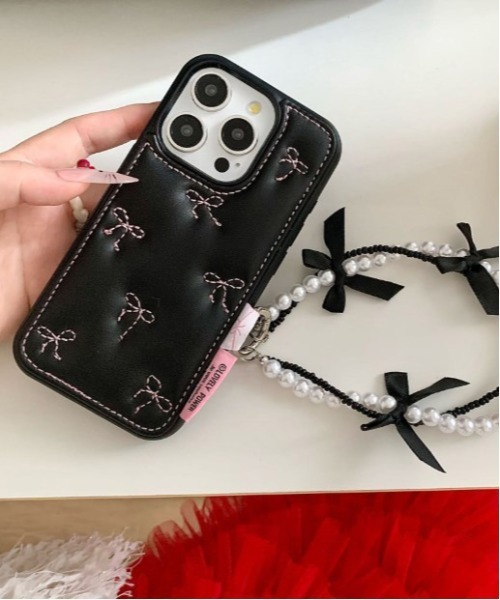 リボンキルティングiPhoneケースピンク×ブラックiPhone13/14 兼用 スマホケース チャーム付き リボン / ハート キルティング フェイク
