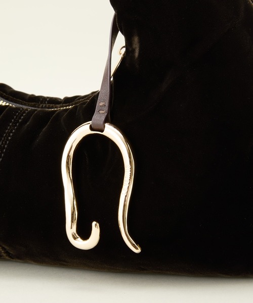 【美品】LE VERNIS ルベルニ Poire velvet bag ブラック Le Vernis（ル・ベルニ） ハンドバッグ POIR VELVET BAG : ZOZOTOWN