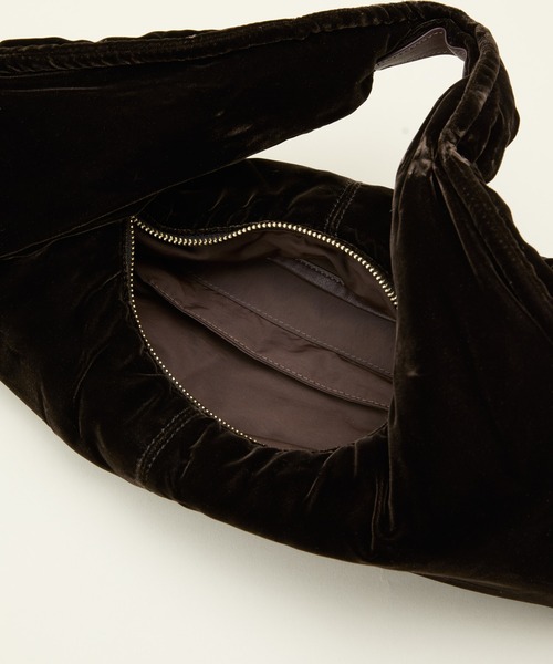 【美品】LE VERNIS ルベルニ Poire velvet bag ブラック Le Vernis（ル・ベルニ） ハンドバッグ POIR VELVET BAG : ZOZOTOWN