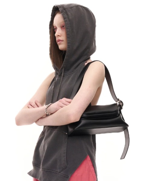 美品 osoi 黒色のショルダーバッグ osoiショルダーバッグ