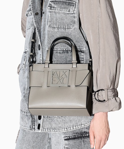 【関税込】EMPORIO ARMANI ハンドバッグ Emporio Armani ロゴ ハンドバッグ | ブルー | FARFETCH JP