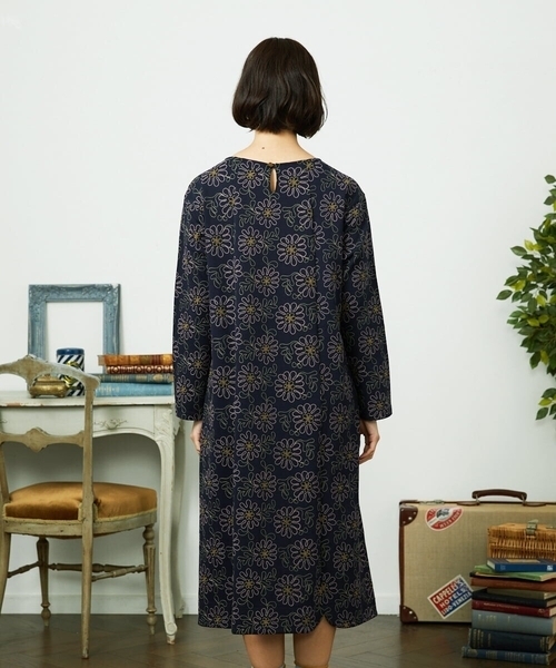 ワンピース Crisantemo curvo フラワー総刺繍ワンピースの画像