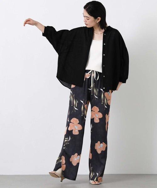 ワイドパンツ パンツ Ｂｉｇフラワーサテンパンツ レディースの画像