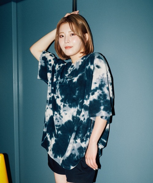 tシャツ HUGELY - ワンポイントロゴタイダイTシャツ（ユニセックス着用） レディース メンズ
