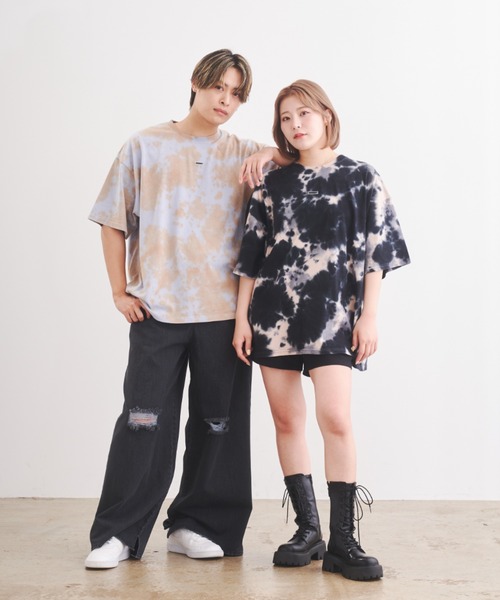 tシャツ HUGELY - ワンポイントロゴタイダイTシャツ（ユニセックス着用） レディース メンズ tシャツ HUGELY - ワンポイントロゴタイダイTシャツ（ユニ