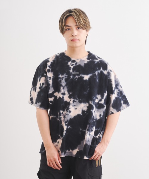 tシャツ HUGELY - ワンポイントロゴタイダイTシャツ（ユニセックス着用