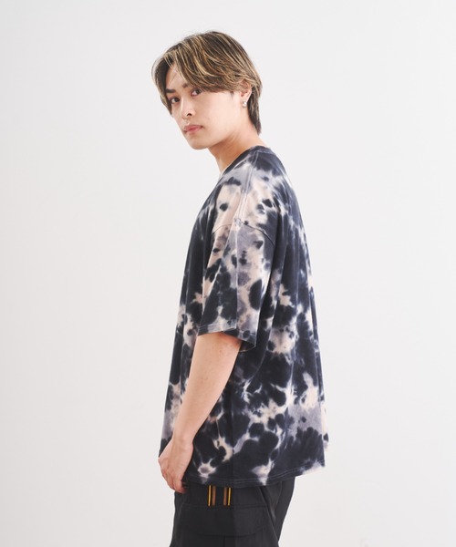 tシャツ HUGELY - ワンポイントロゴタイダイTシャツ（ユニセックス着用） レディース メンズ tシャツ HUGELY - ワンポイントロゴタイダイTシャツ（ユニ