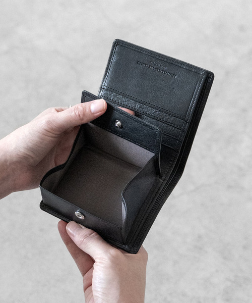 黒いレザー製コンパクト財布 SENTI（センティ） 財布 センティ / BIFOLD WALLET 多収納2つ折り