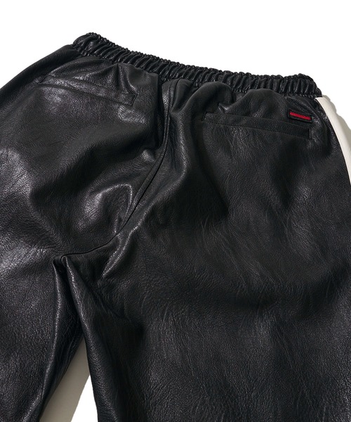 FUBU レザーパンツ b系 メンズ 春夏秋冬用 黒 大きいサイズ フブ ロングパンツ ゆったり 太め おしゃれ 革ジャン フェイクレザー PUレザー つやつや 光沢 合皮 皮パン ビッグシルエット 大人 ヒップホップ ファッション ストリート系 ハイ ブランド 2025秋冬 新作 FAM-52500 FUBU（フブ） パンツ 「FUBU / フブ」Faux Leather Track Pants