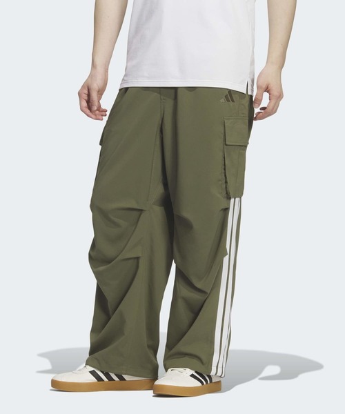オリーブ色カーゴパンツ ルーズフィット adidas（アディダス） カーゴパンツ ルーズフィット ライト ウーブン