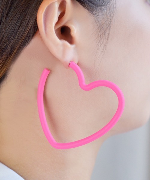 Fun & Daily（ファンアンドデイリー） ピアス ネオンカラーハート