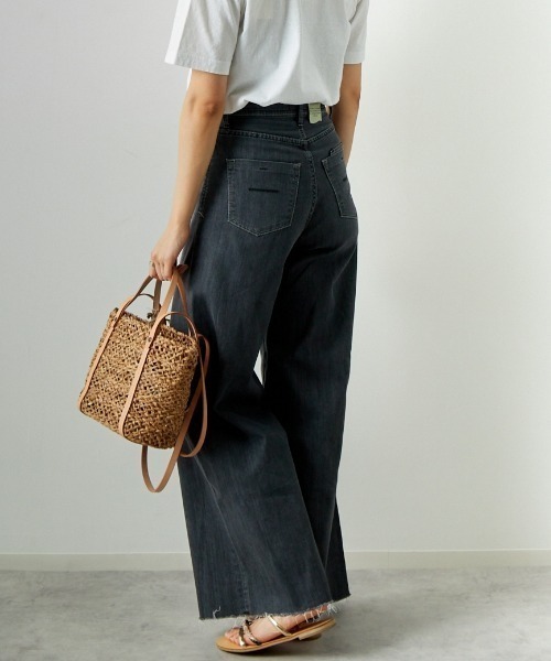 ヤヌーク　ハイウエストフレアデニム　26 YANUKでも大人気の”Wide Flare Denim”👖 腰回りはフィットさせ