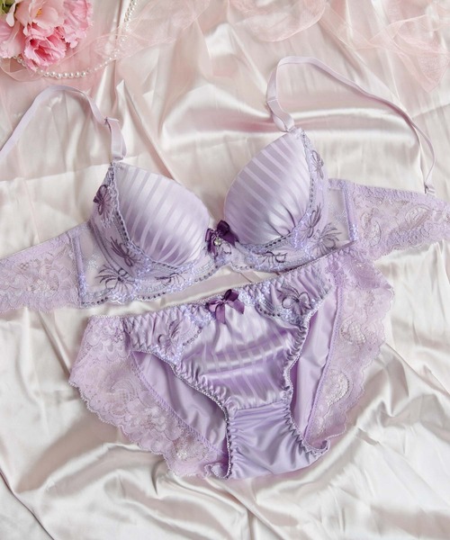 VS ワイヤーあり　SEXYな胸元と背中のリボンがCUTE Sanei（下着） ブラジャー ショーツセット 「Feminine Style