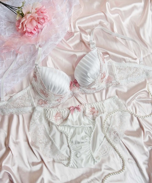 VS ワイヤーあり　SEXYな胸元と背中のリボンがCUTE Sanei（下着） ブラジャー ショーツセット 「Feminine Style