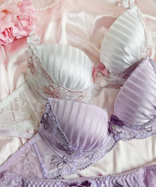 VS ワイヤーあり　SEXYな胸元と背中のリボンがCUTE Sanei（下着） ブラジャー ショーツセット 「Feminine Style