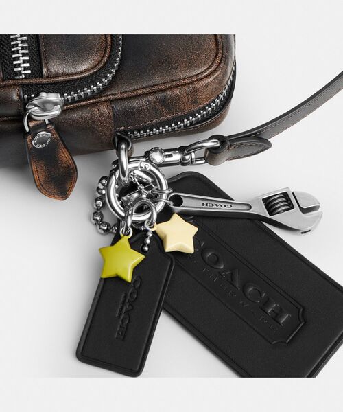 COACH　コーチ　レザーボディバッグ　縦型　チャーム付き　ブラック COACH（コーチ） ボディバッグ メンズ レディース レザー レーサー