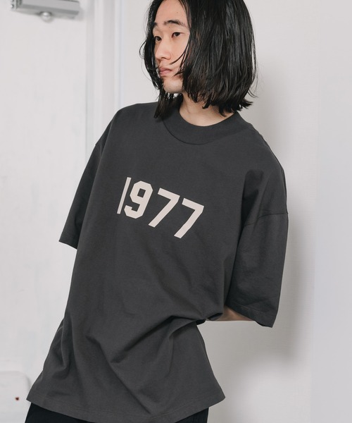 【関税送料込】Fear Of God Essentials 1977 Tシャツ 半袖 ☆関税送料込☆Fear of god〜Essentials／1977 T shirt (FEAR OF