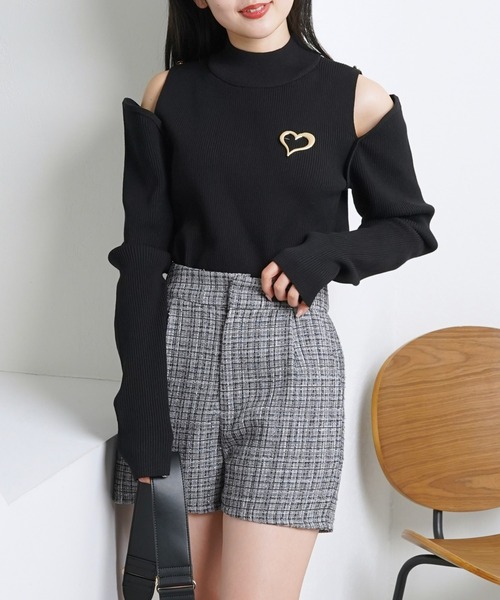 Chico（チコ） レディース ニット ブローチ付肩開きコンパクトニット