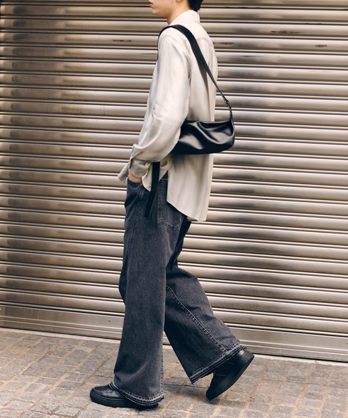 STUDIOUS ブラックレザーショルダーバッグ STUDIOUS 黒のレザーショルダーバッグ - メルカリ