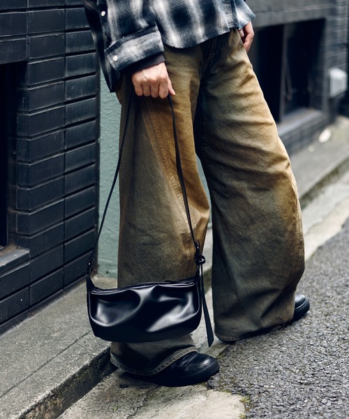 STUDIOUS ブラックレザーショルダーバッグ STUDIOUS 黒のレザーショルダーバッグ - メルカリ
