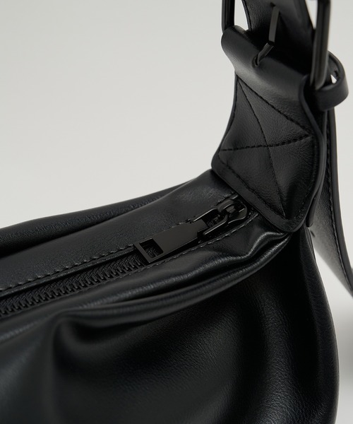 STUDIOUS ブラックレザーショルダーバッグ STUDIOUS 黒のレザーショルダーバッグ - メルカリ