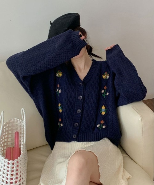 カーディガン 1枚で華やかコーデが完成。花刺繍 ケーブル ニット