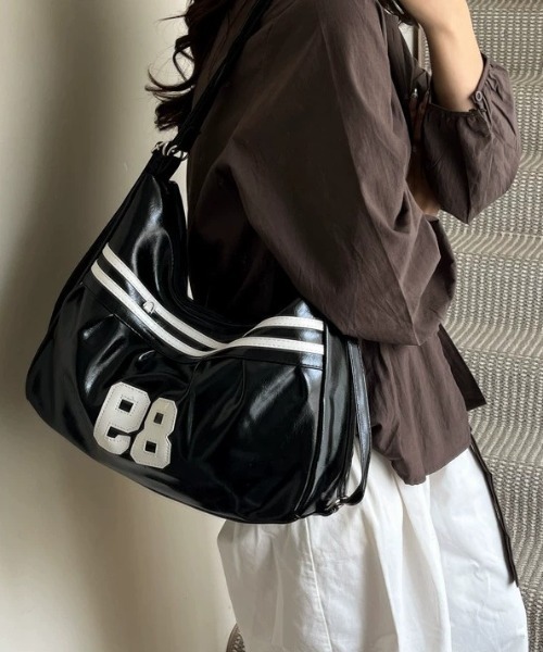 ■■超稀少★ヘキサスポーツ★ エナメルショルダーバッグ ショルダーバッグ バッグ 「大容量」「A4サイズ対応」チャーム付き2WAY