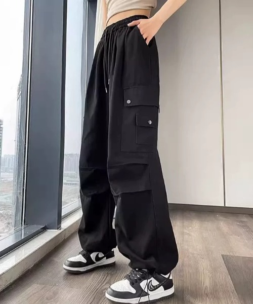 【モード・y2k•】光沢 ワイドカーゴパンツ 多ポケット フルジップ ブラック ampm（エーエムピーエム） カーゴパンツ 光沢シャカシャカカーゴパンツ