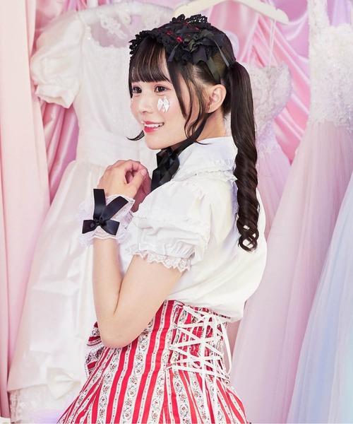 BODYLINE ブラウス シャツ 半袖 ハートパールボタンの半袖レースフリル