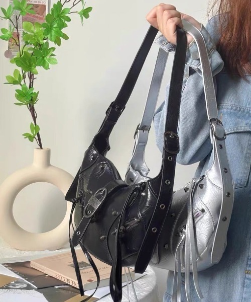 y2k レザー調　ショルダーバッグ　スタッズ フェイクレザースタッズ付ショルダーバッグ - バッグ通販 | 人気