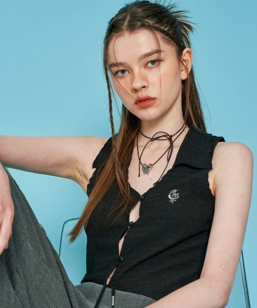 ブラウス シャツ A'GEM/9 × .kom「 FANCY CLUB/ファンシークラブ」CRIMPY COLLAR OPEN SLEEVELESS/