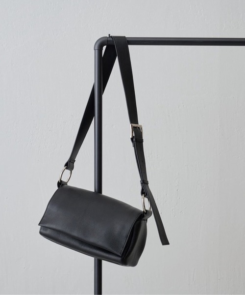 BEARDSLEY レザーショルダーバッグ ブラック BEARDSLEY レザーショルダーバッグ ブラック