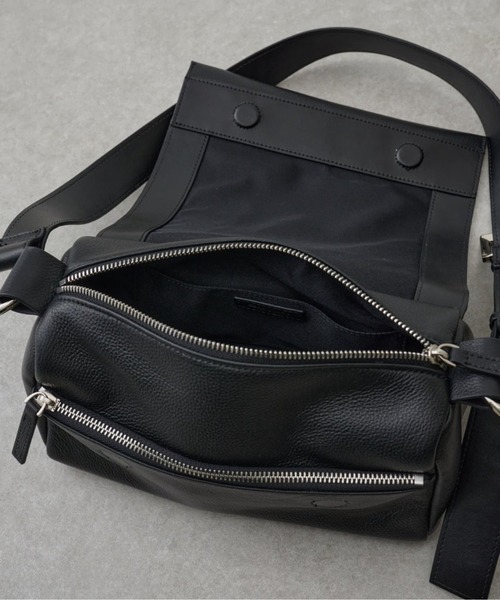 BEARDSLEY レザーショルダーバッグ ブラック BEARDSLEY ショルダーバッグ バッグ レザーボディバッグ