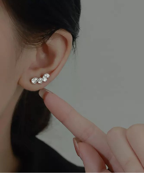 LA VORAGINE（ラ ヴォラジネ） ピアス アレルギー対応 4連ジルコン