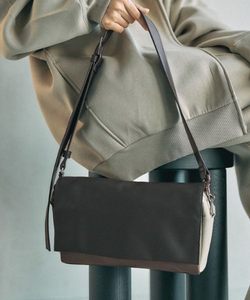 美品 FURLA バッグ FURLA（フルラ） ワンポイントショルダーバッグ - ホワイト レディース