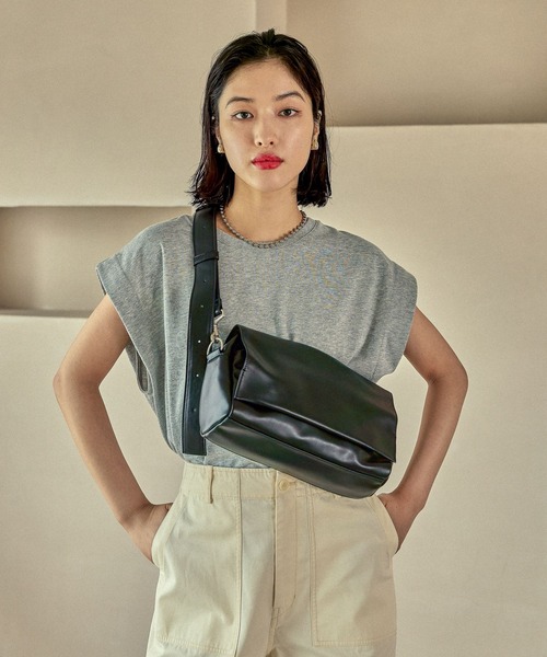 極美品 ロゴパターン ショルダーバッグ 24時間以内発送 moment+ ショルダーバッグ バッグ フェイクレザー2WAY巾着ショルダー