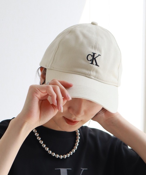 [ ] キャップ CKJ スモールモノグラム ホワイト キャップ - スモール モノグラム ロゴ キャップ | カルバン